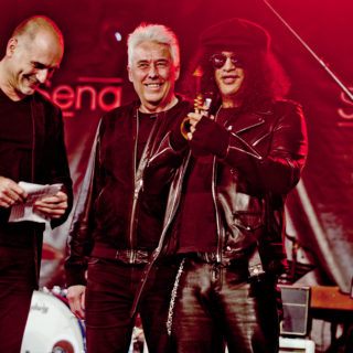 Nederland, Amsterdam, 25-11-2014. Slash wint SENA European Guitar Award en ontvangt hem uit handen van Golden earring gitarist George Kooymans. Foto: Andreas Terlaak